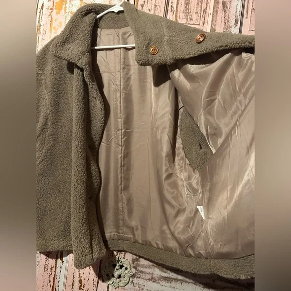 Cozy Women's Beige Vest with Button Closure - Picture 8 of 9